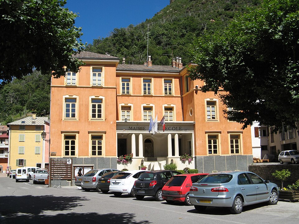 Isola, photographed exterior